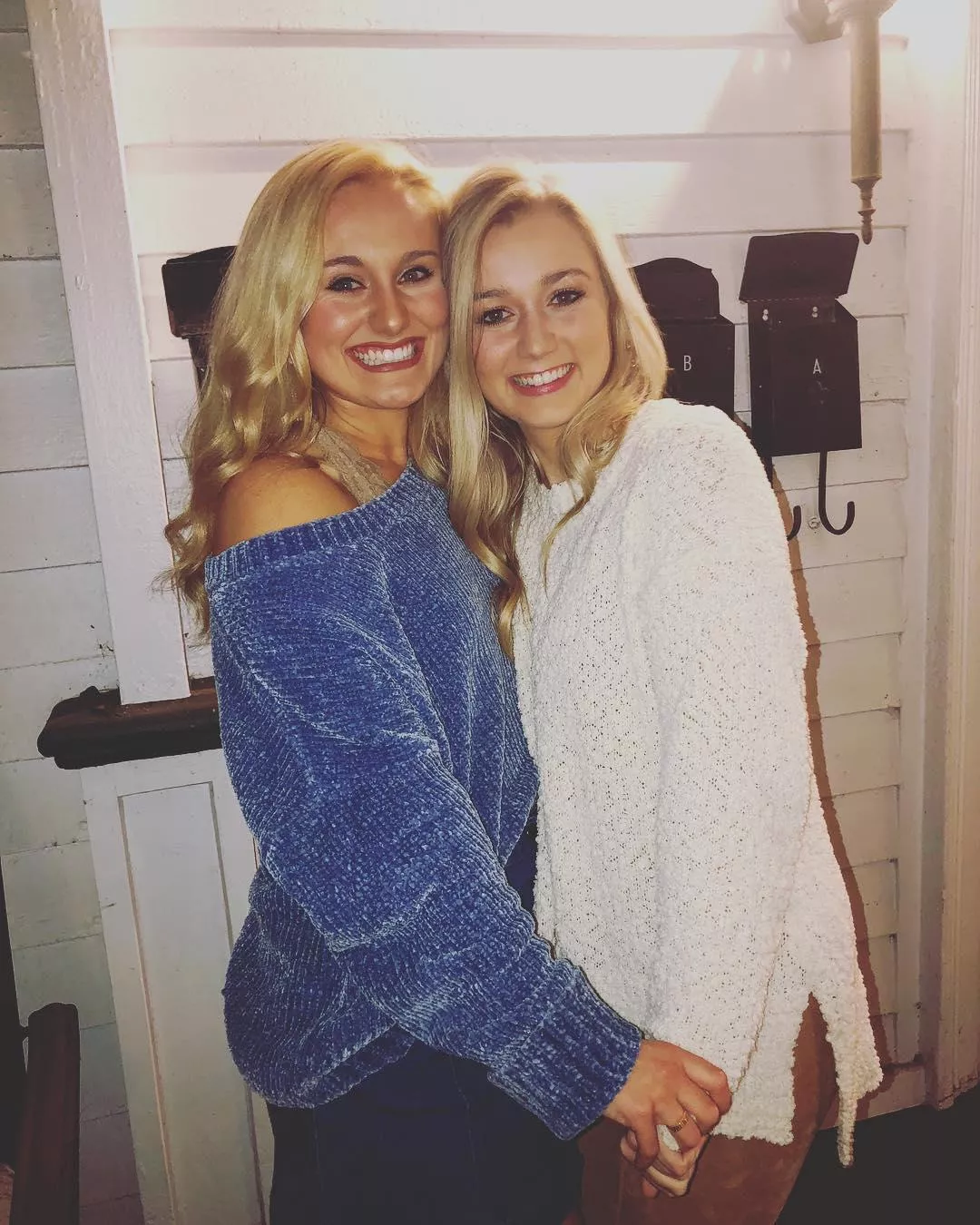 Two blondes, one choice