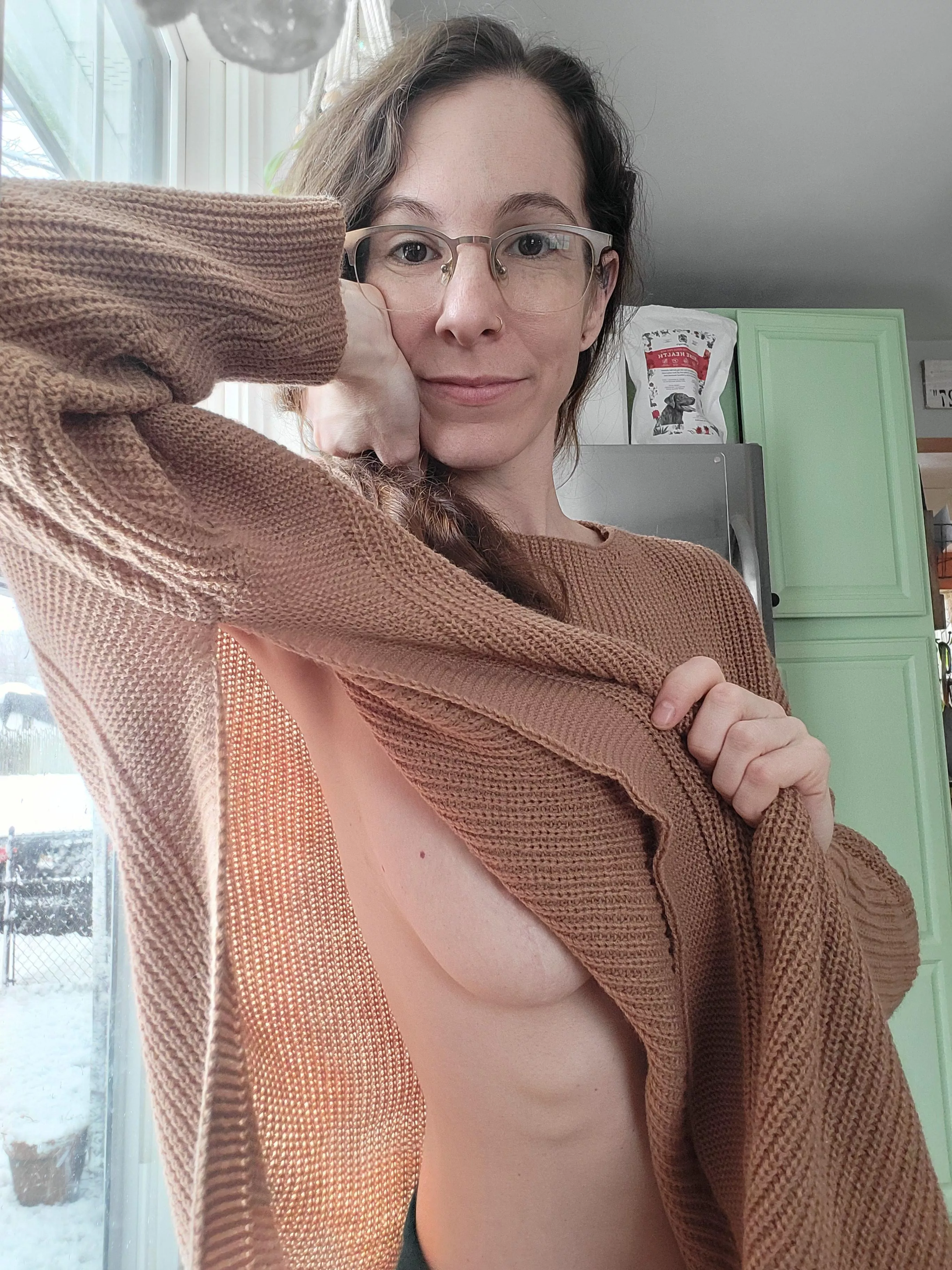 A little underboob on this snowy day 🫶🏻