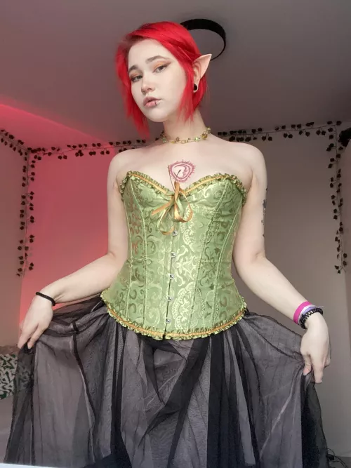any lovers of pretty elves in a corset? 🌿