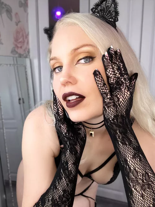 Do you like my fishnet gloves ?