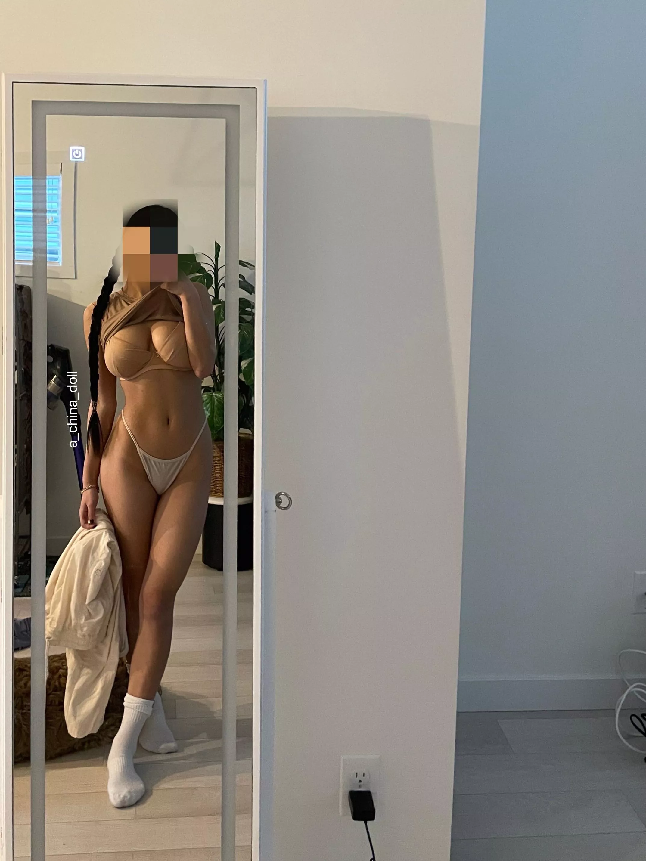 I’m tryna fuck sumn right now, that lil hoe she tryna fuck sumn right now