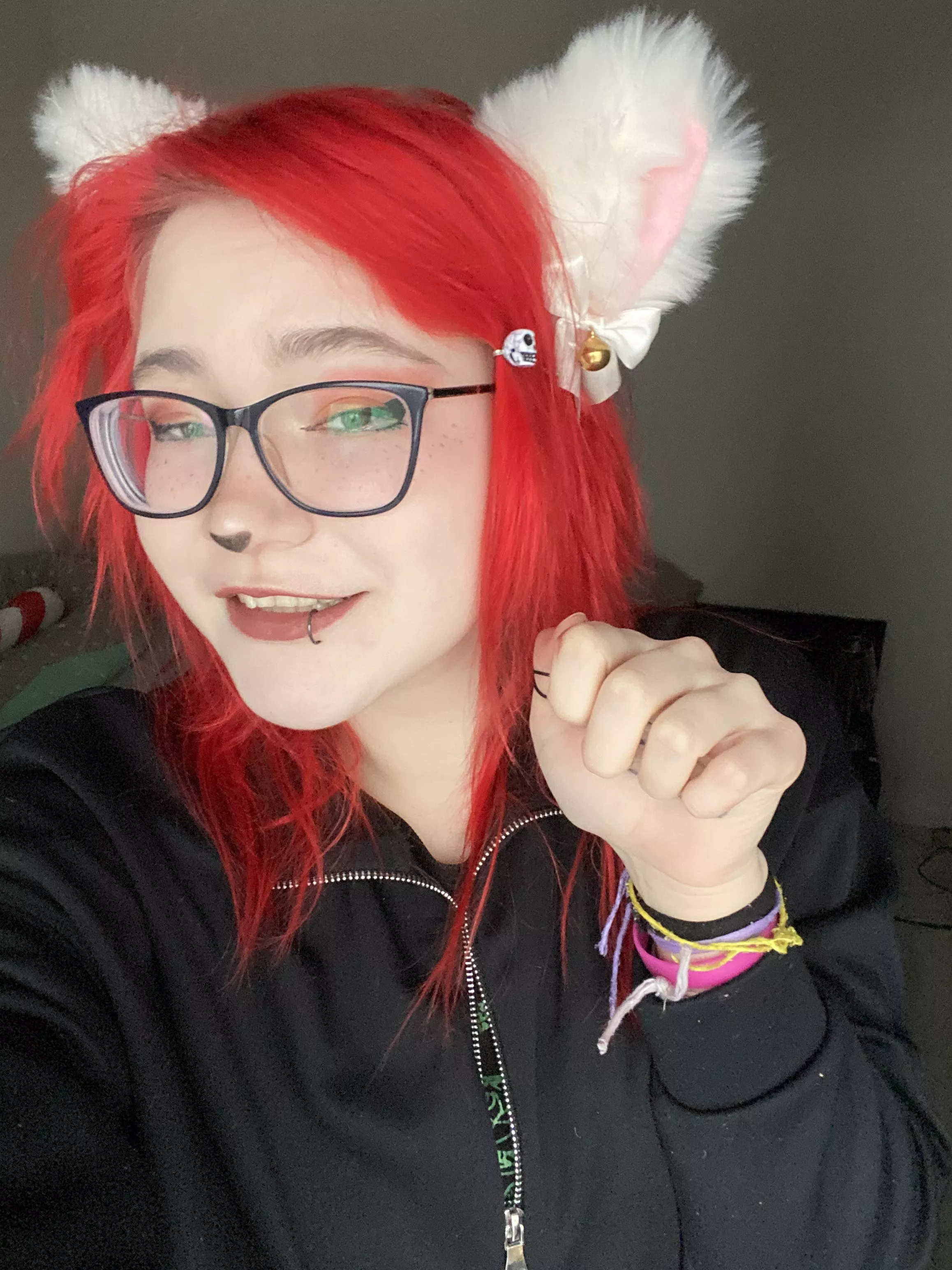 ohhh look at this bratty kitty :>