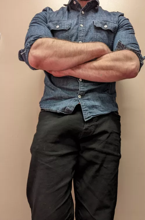 There's a couple things you might stare at in this pic. Strong forearms or...?