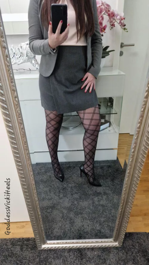 Turning heads in the office 💋