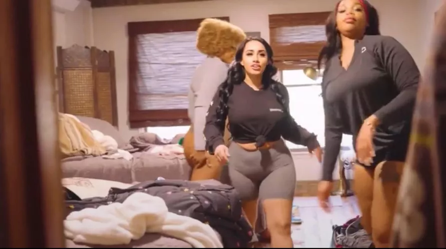 Who is the one in the middle? Thank you