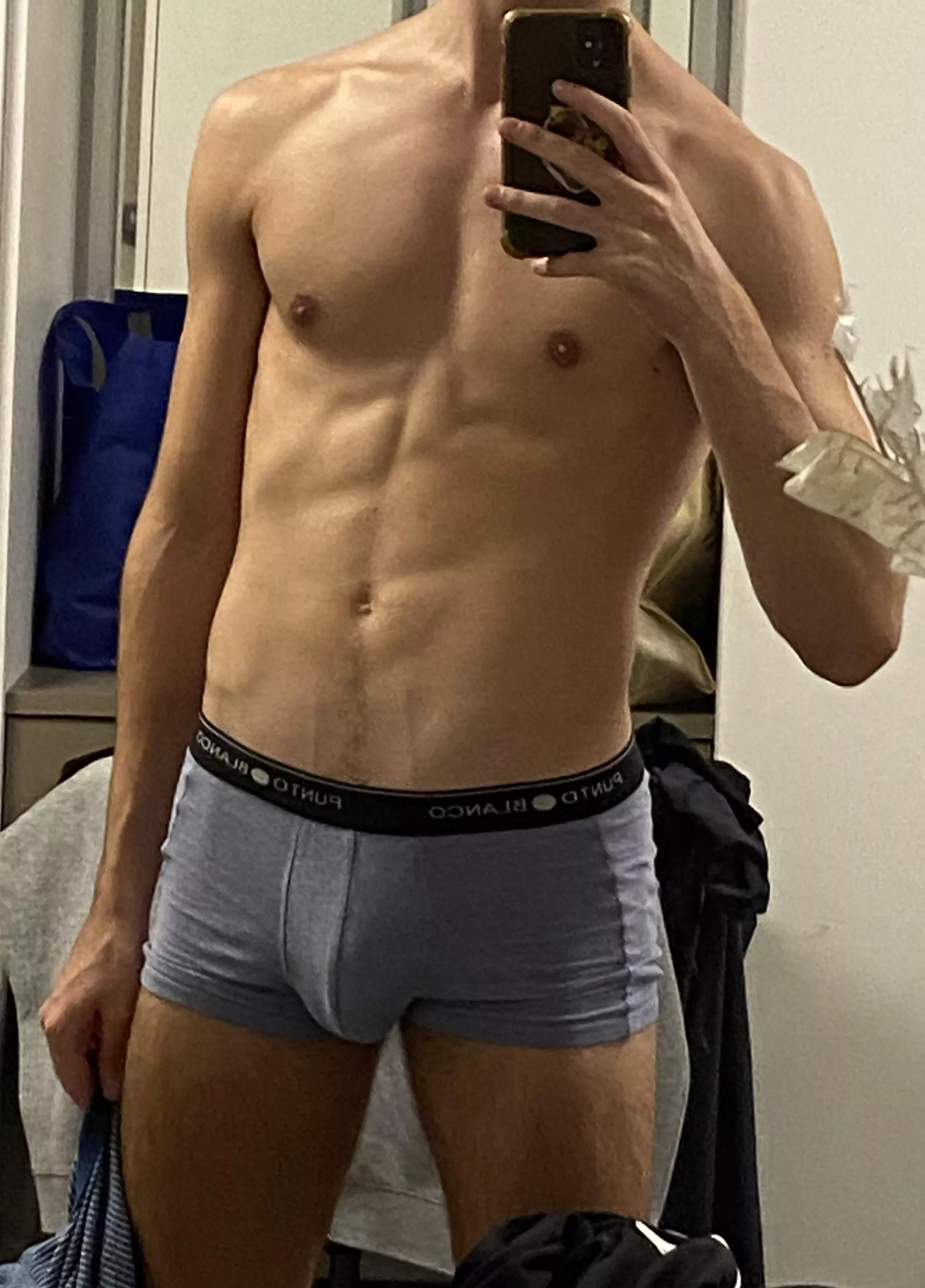 21 looking for (older) very big dicks. Snap in comments