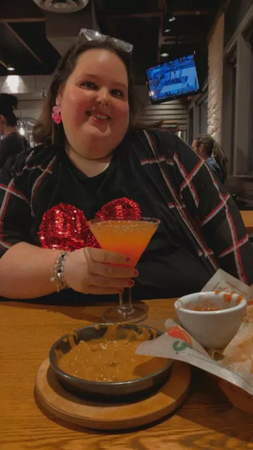 Anyone wanna spoil me for Valentine’s Day? 💕💗