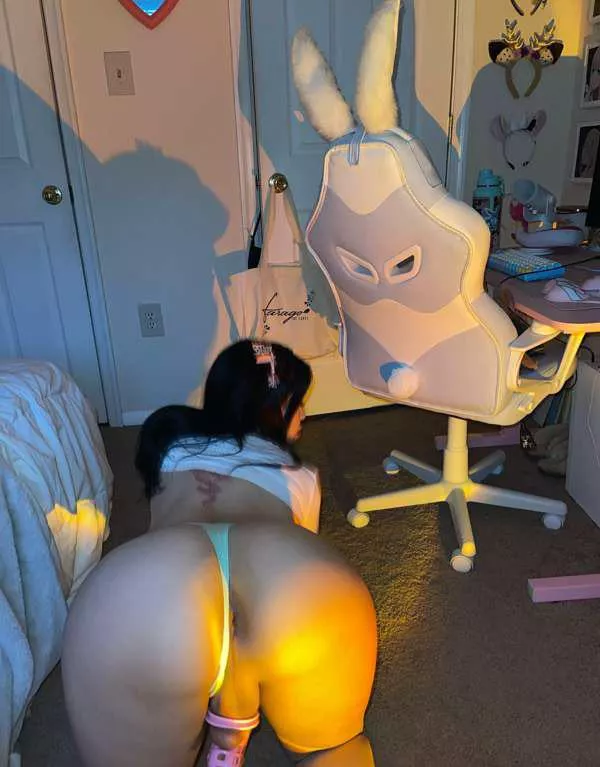 Baby play with that bussy while I’m caged 🤭