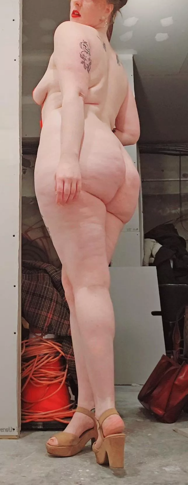 Backstage picture from my last burlesque show, I ended covered only in rose petals