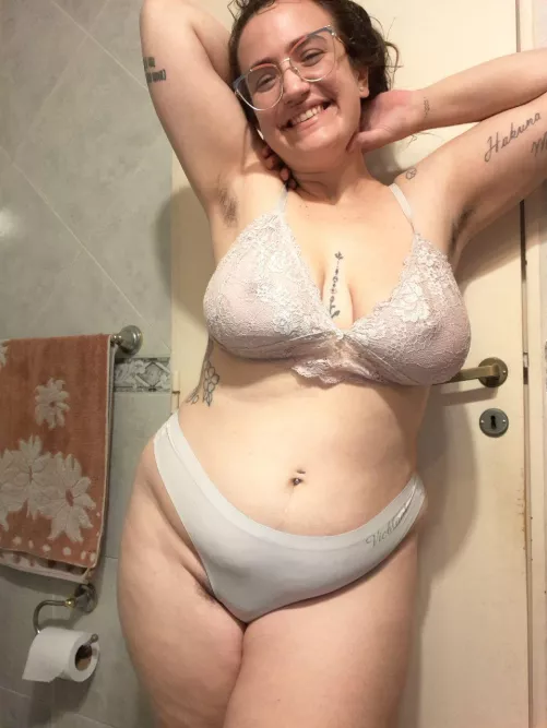 Big curves and hairy armpits! Imagine my hairy pussy yet!