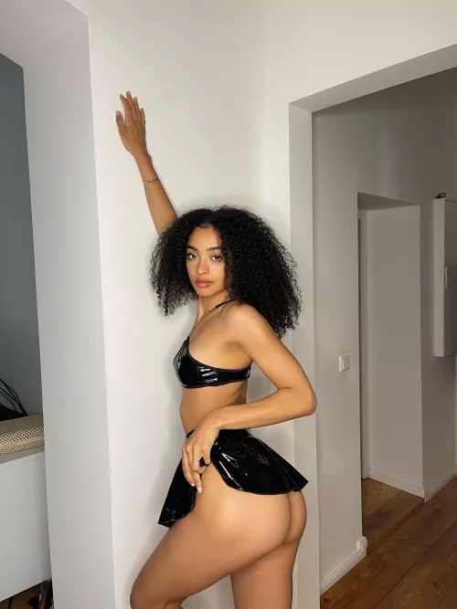 I wanna jiggle my phat cheeks on your face