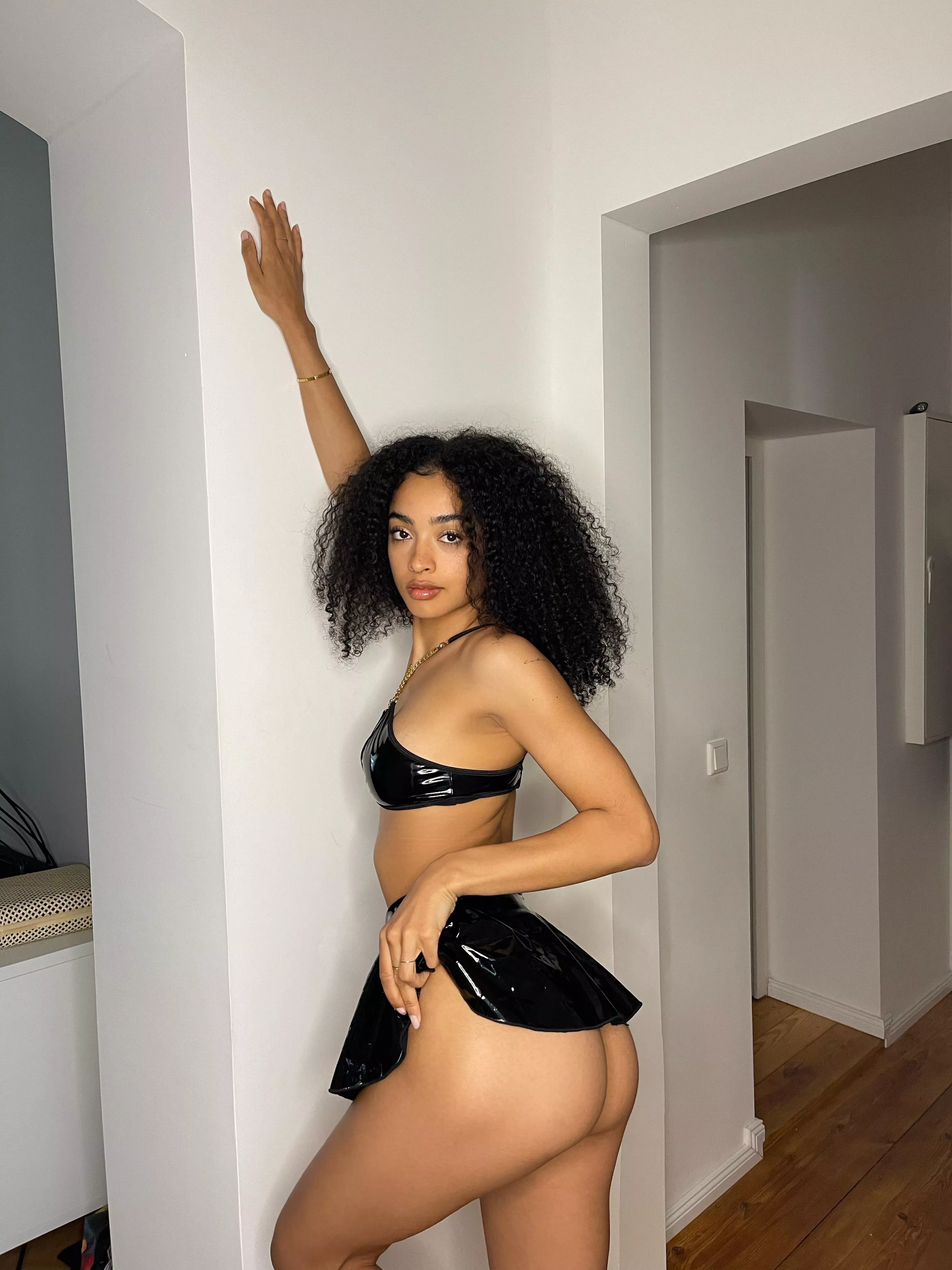 I wanna jiggle my phat cheeks on your face