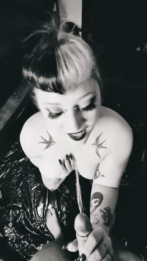 If she dosent look at you like this while getting pissed on, shes not the one🖤🚽🚻