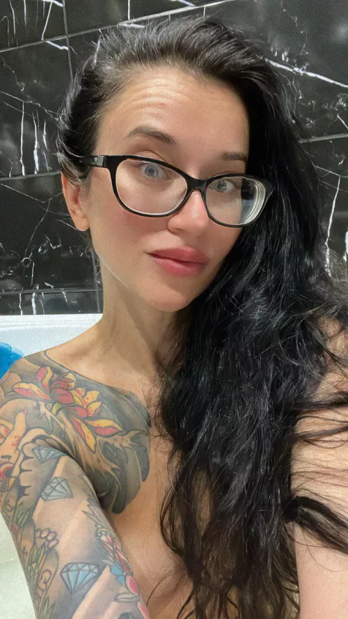 I’m Julia, 42. Join me and let’s play naughty together