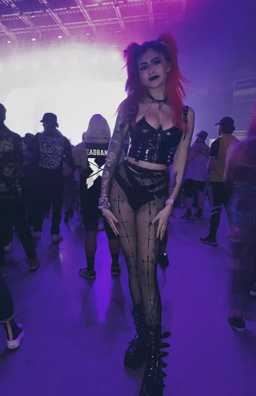 One more of the goth babe