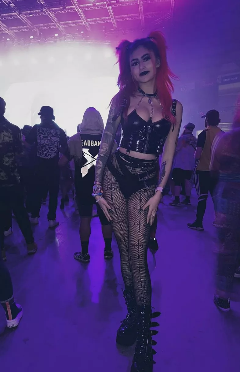 One more of the goth babe