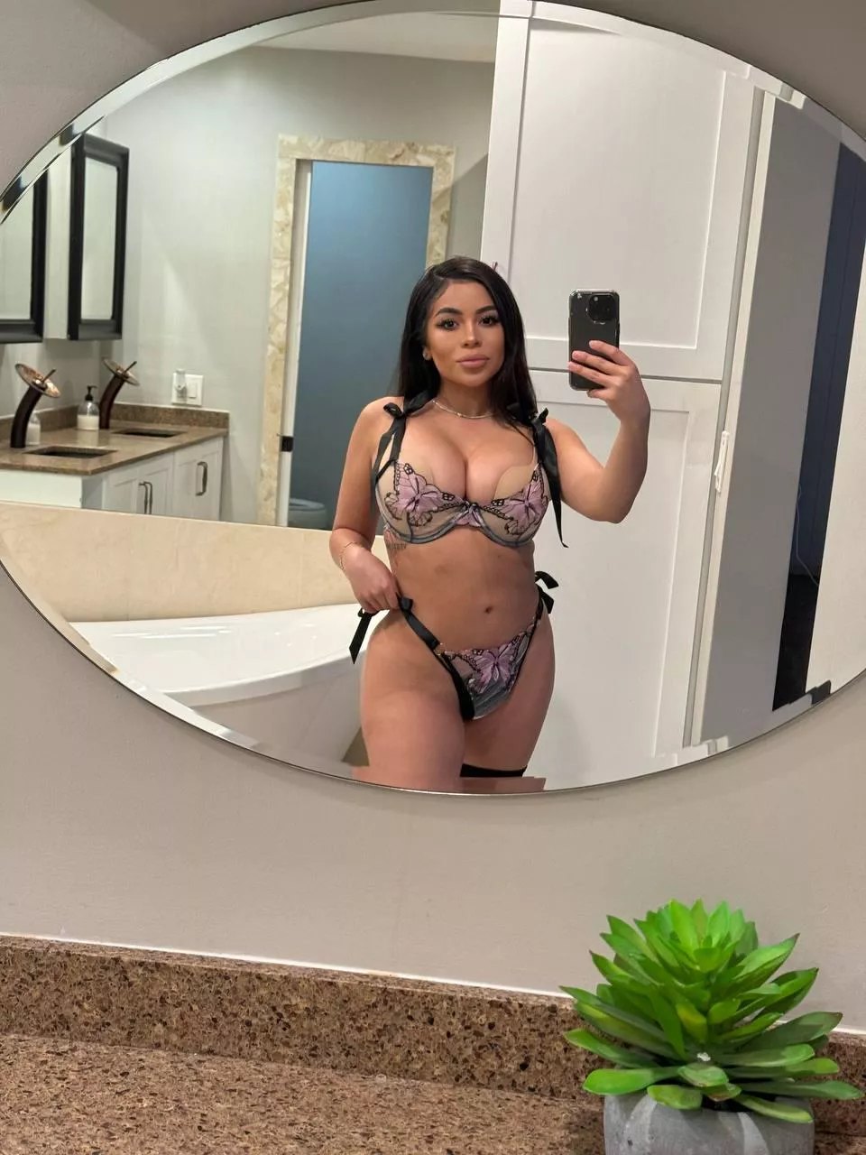 Think of the backshots that could happen in this mirror....