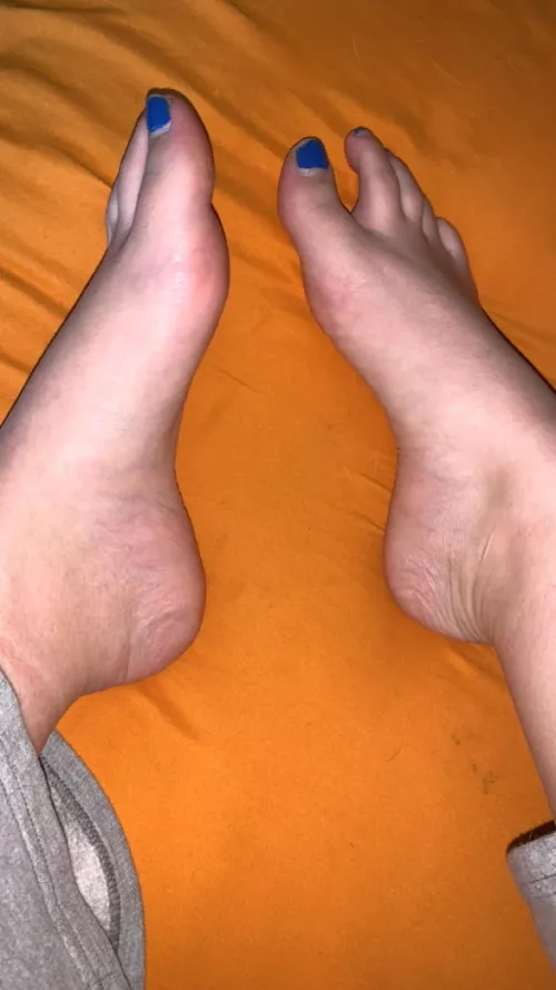 Wanna watch me paint my piggies?😘