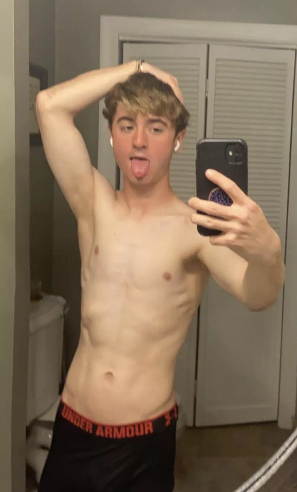 19 fit rounded ass here looking for tops with abs only @chrissythebot