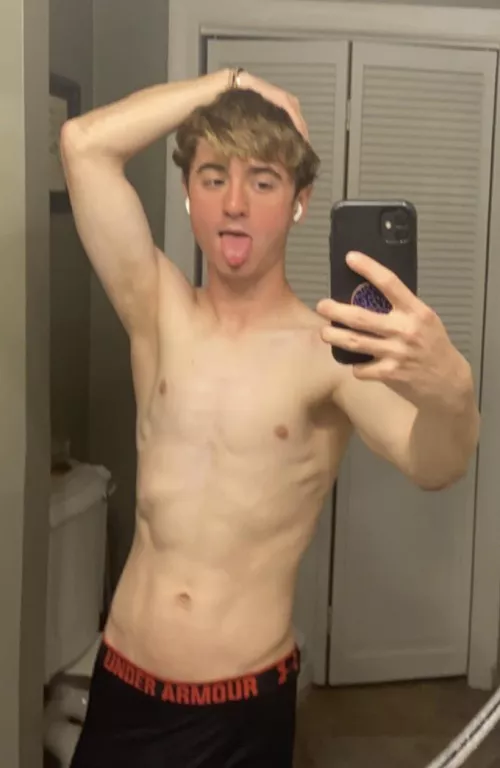 19 fit rounded ass looking for a top with abs @chrissythebot