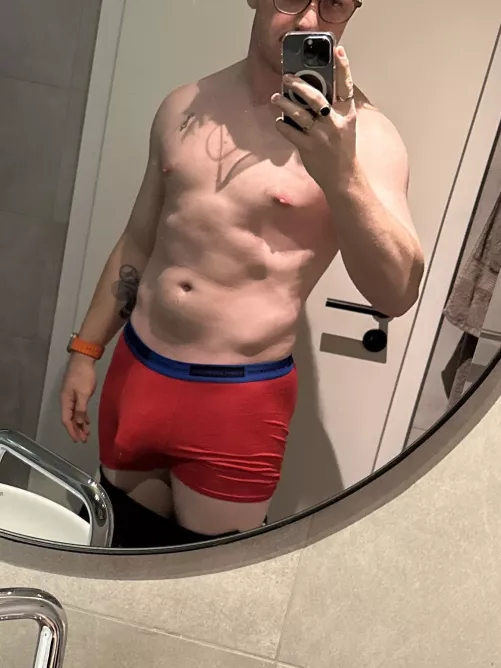 26M hopping to find some interesting friends.