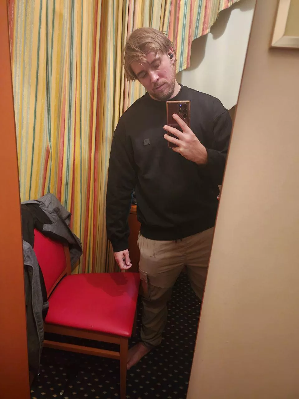 [33] Today I am very nicely dressed, without any naughty things 😇