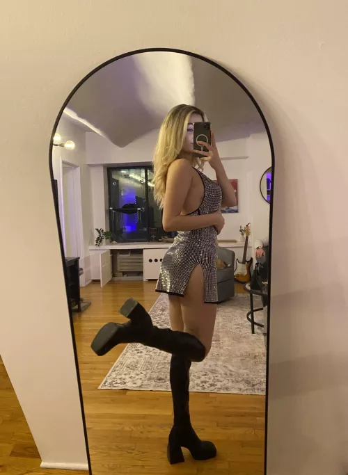 Come up behind me, and lift up. Theres nothing underneath 🤭