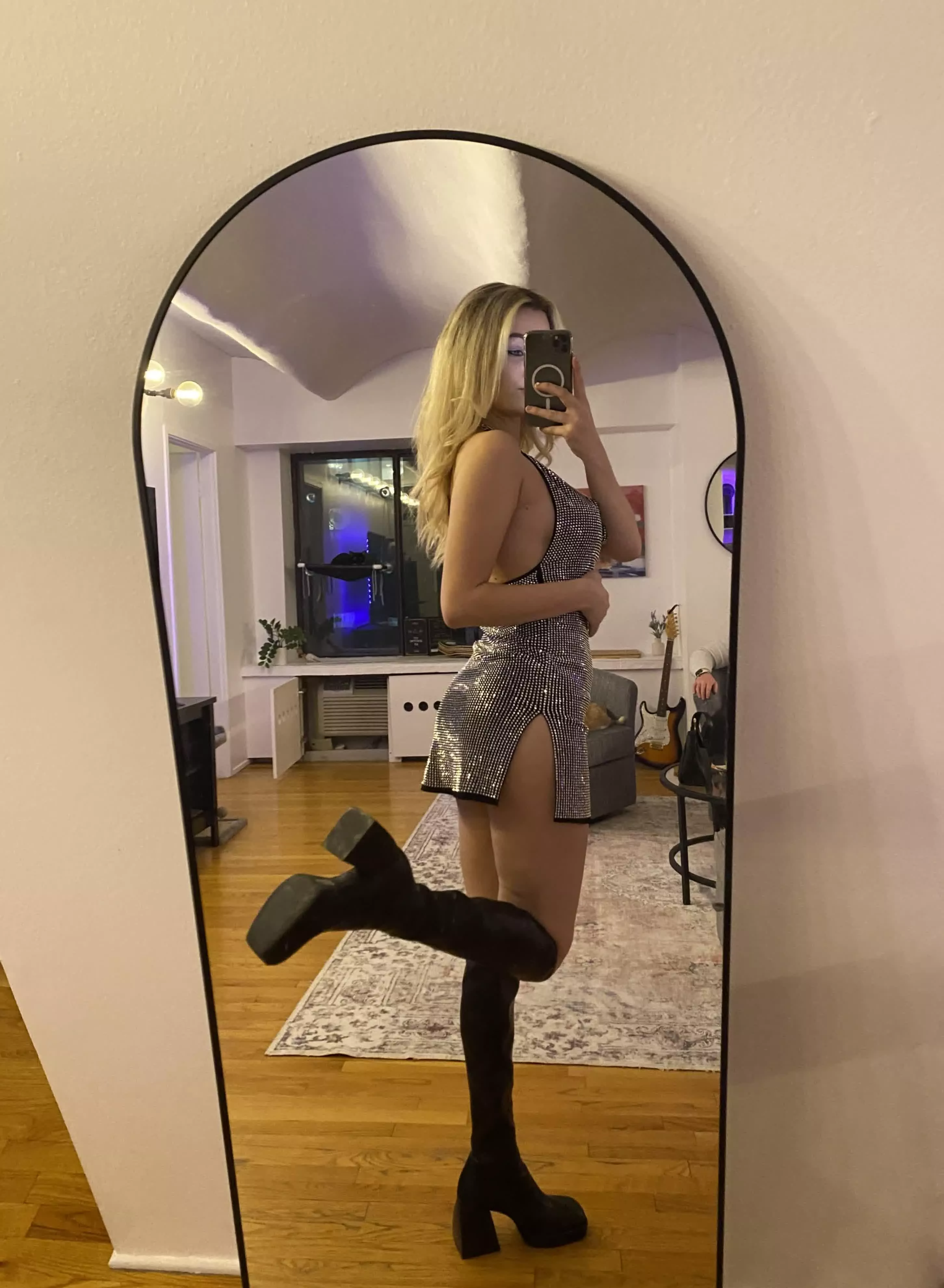 Come up behind me, and lift up. Theres nothing underneath 🤭