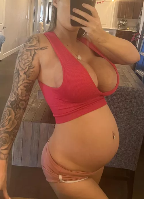 Do you like my swollen pregnant body??? 😈