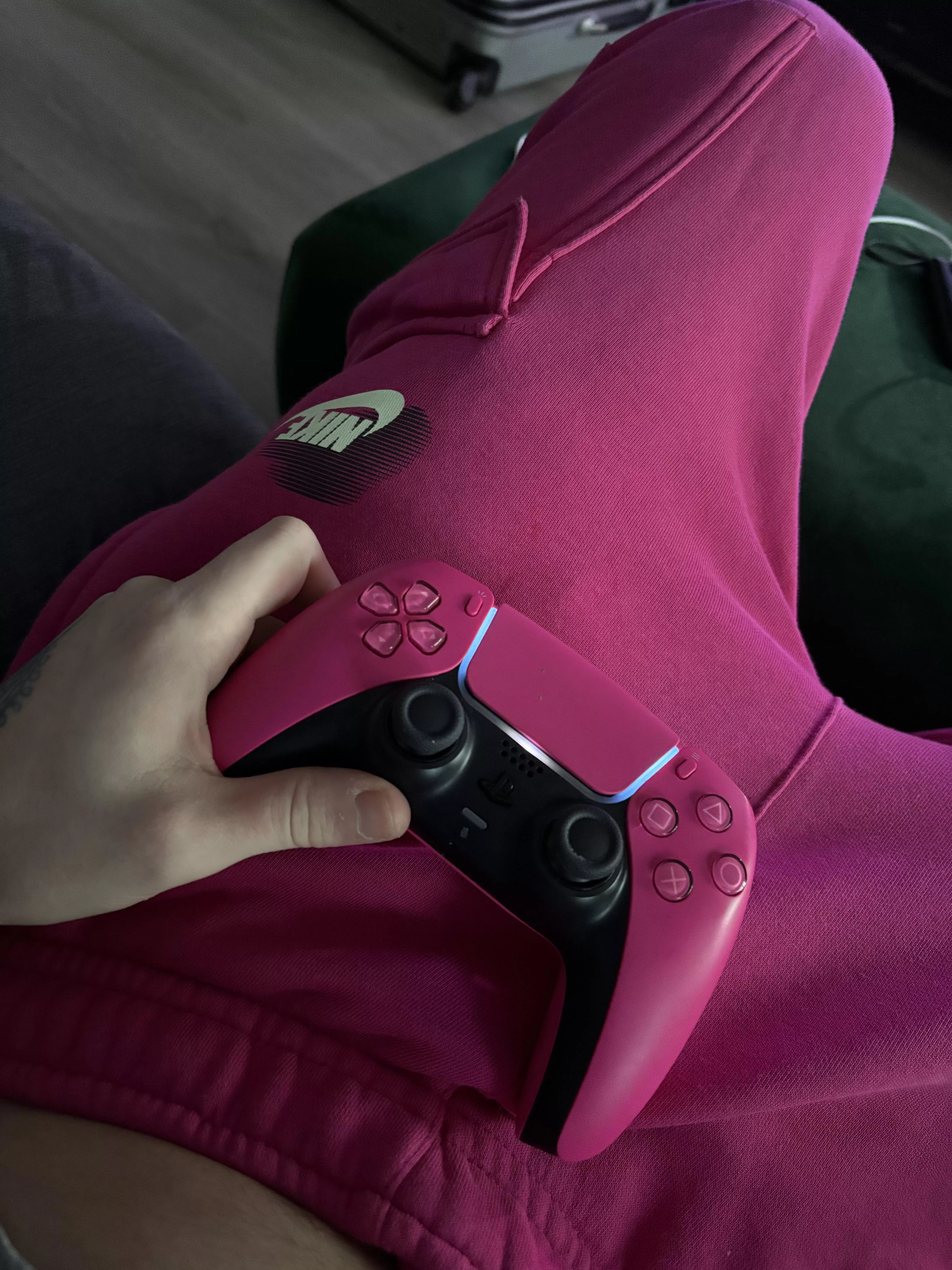 Does anyone play Fortnite Does anyone play Fortnite