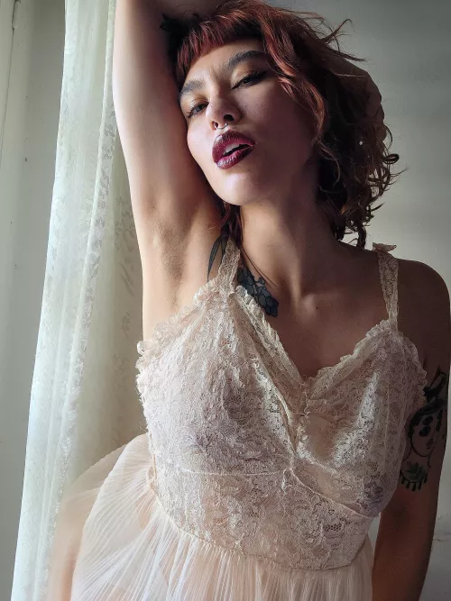 hairy armpits + red lipstick = a dream