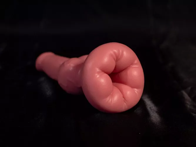 has anyone here bought the Puffy donut from foxfur? If so does it stay inside well or is it prone to slipping out? I have not been able to find any reviews anywere for it