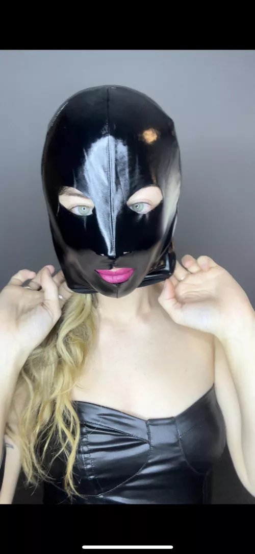 Hi Loser. What are you doing that you're not talking to me?