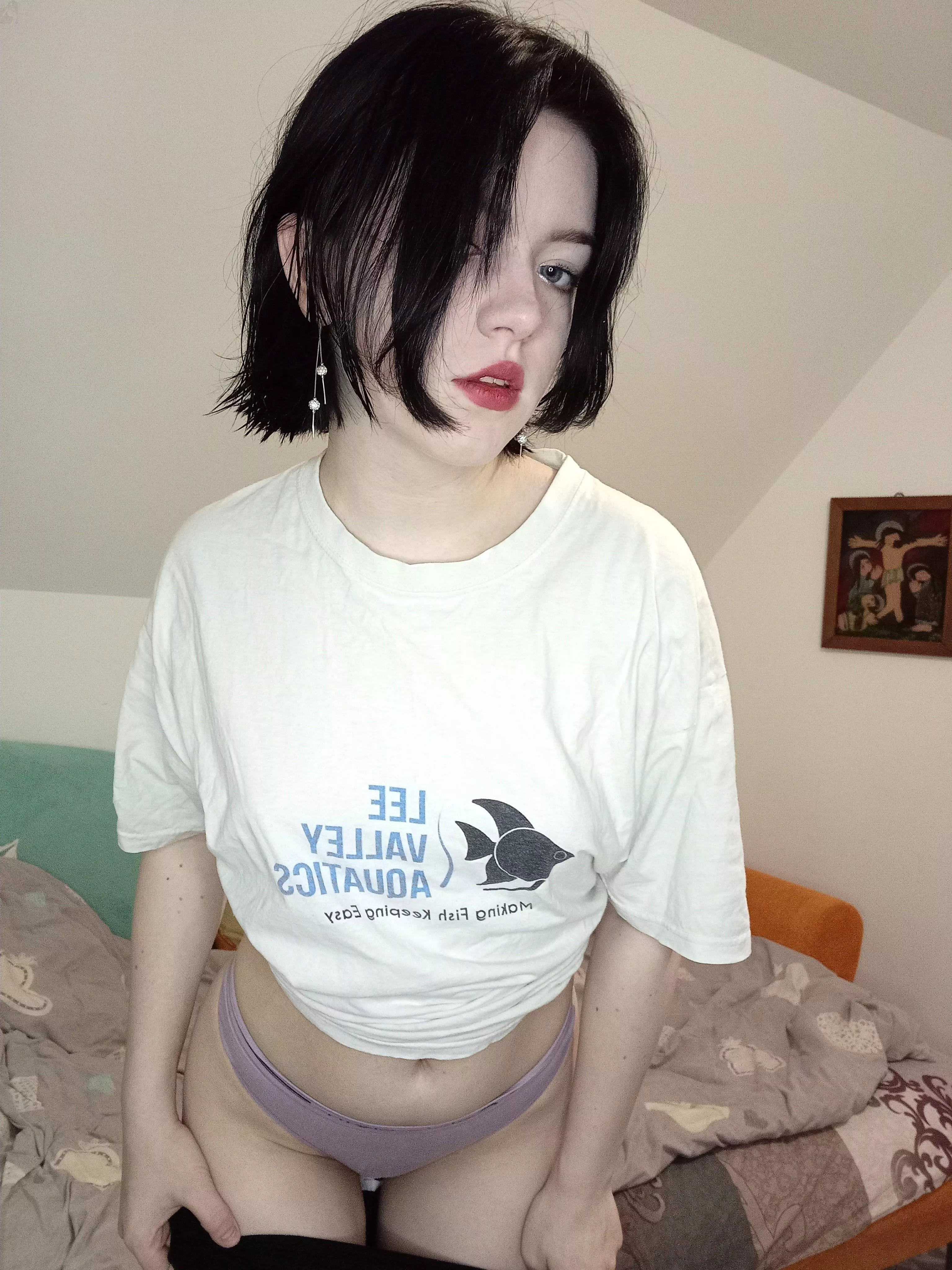 I wish older guys were more into smaller girls 😥💗