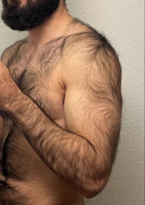 I'm a hairy beast and my gf loves it (aka what real man look like)