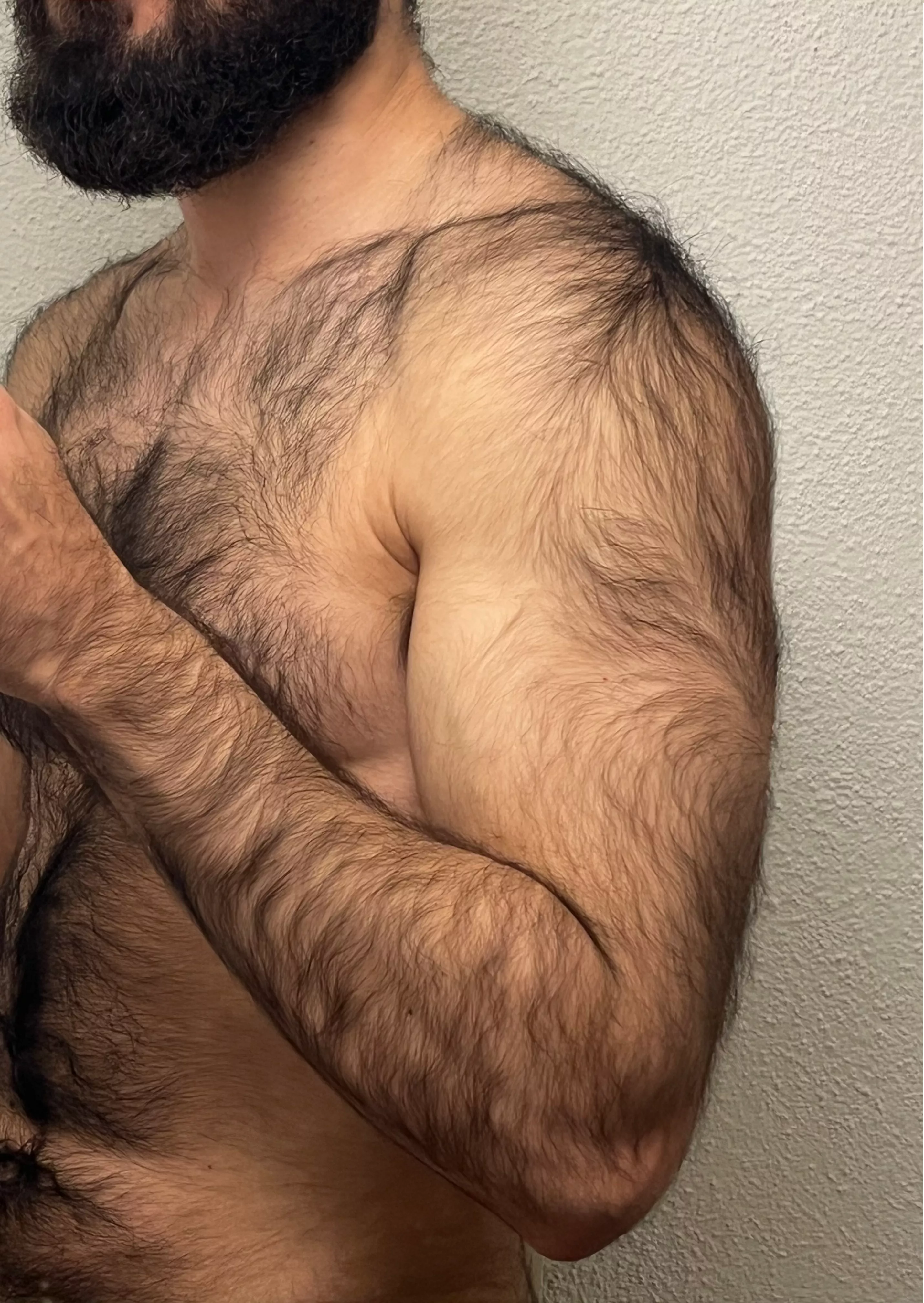I'm a hairy beast and my gf loves it (aka what real man look like)