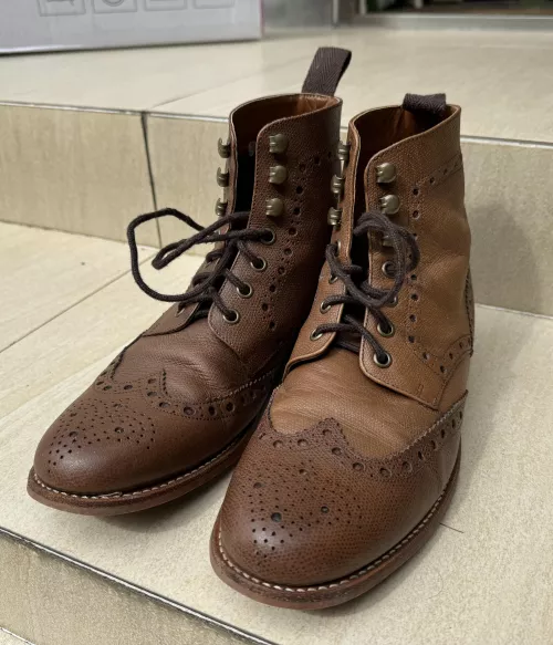 Leather on one boot has changed colour, possible to fix?