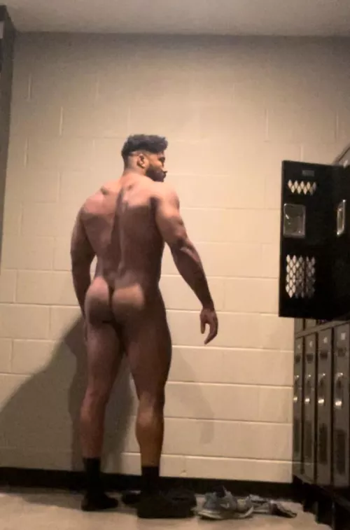 Locker room shot of my back side 😜