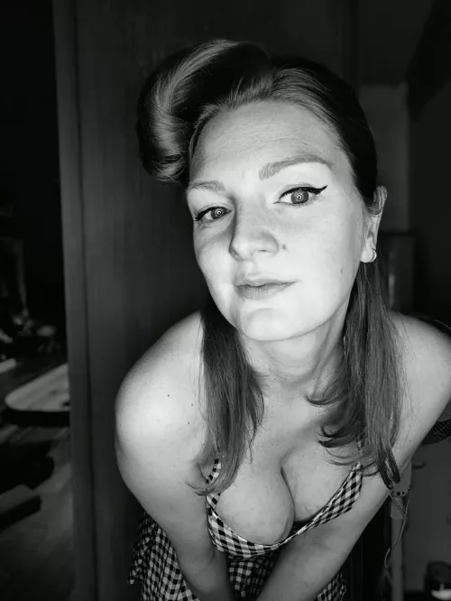 Rocking my vintage Glam as a pin-up gal🌸💕