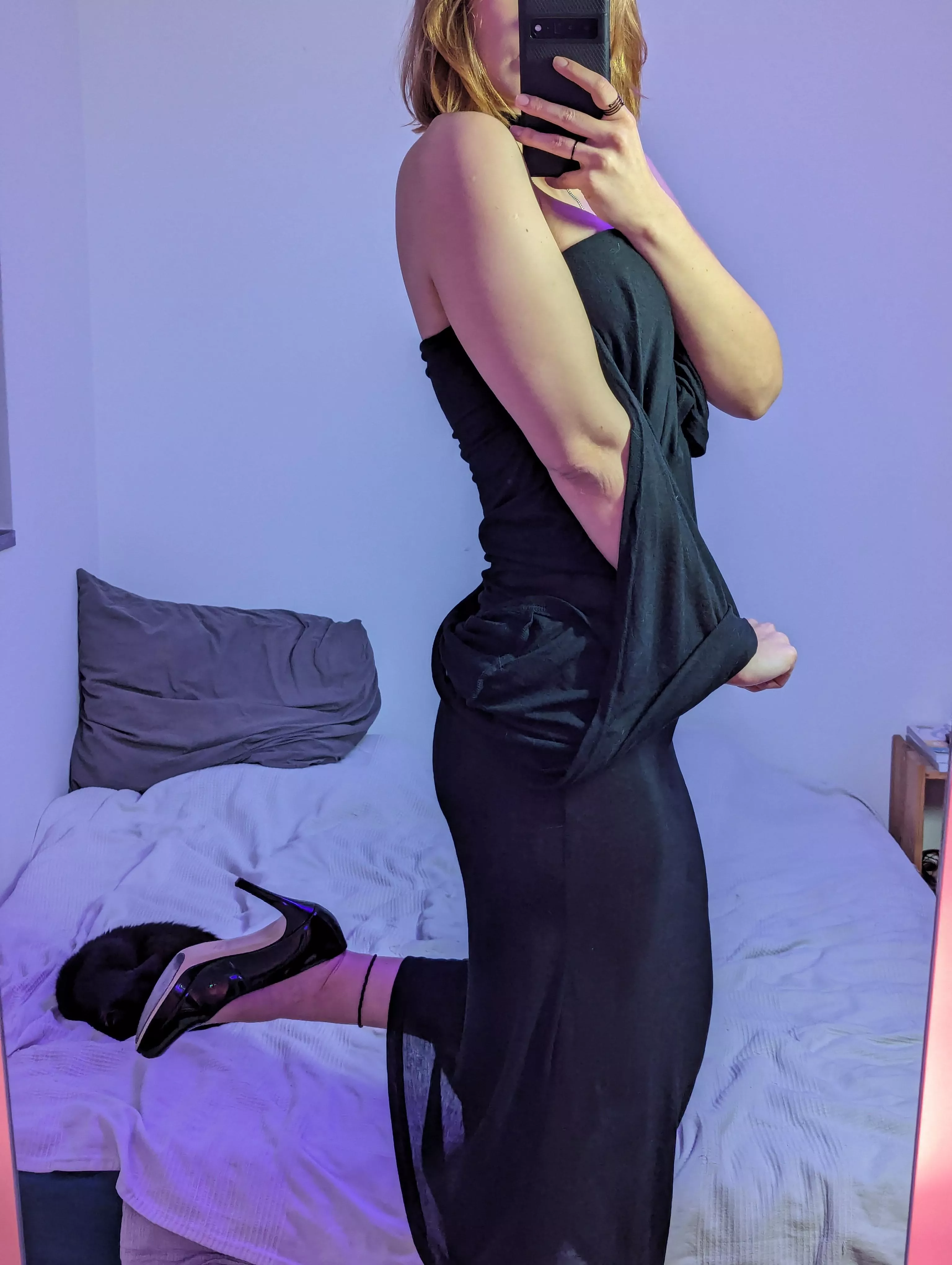 simple tight black dress :>