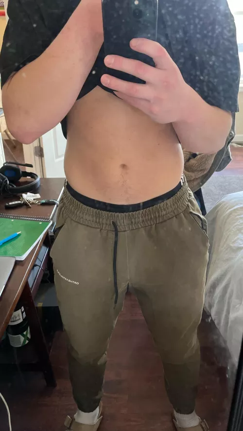 22 hung straight bro looking for bromance to snap and get horny. About to hit the gym. Dm me a pic