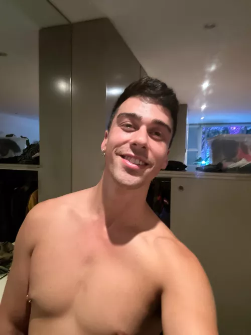 Bored. Anyone wanna chat for hours? 😄