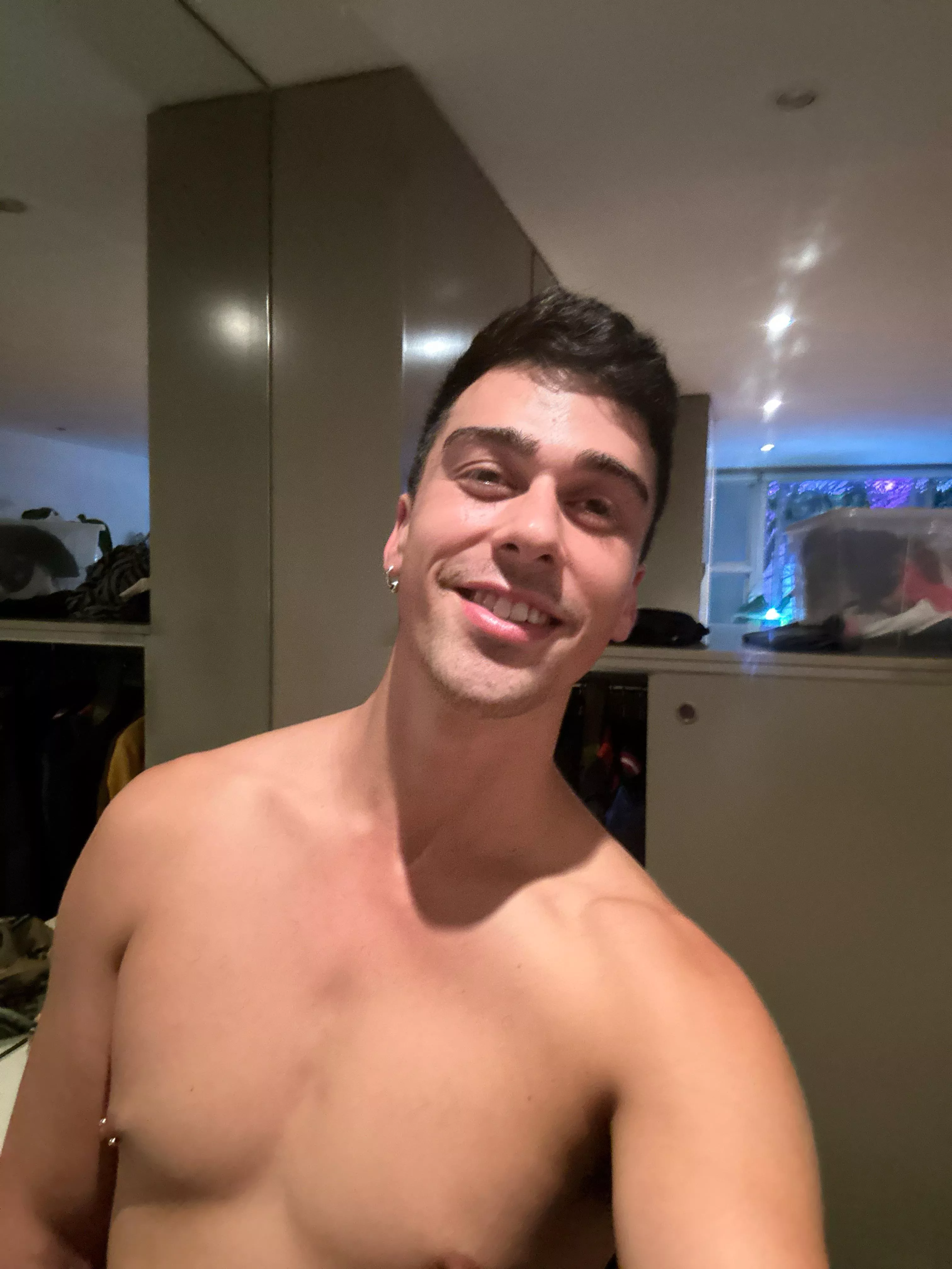 Bored. Anyone wanna chat for hours? 😄