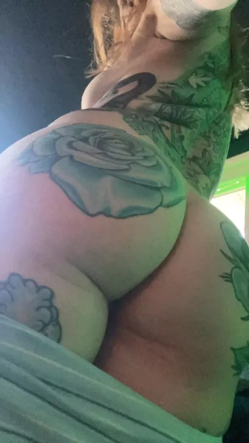 Come play trivia for newds! 🖤 DM me for snap 