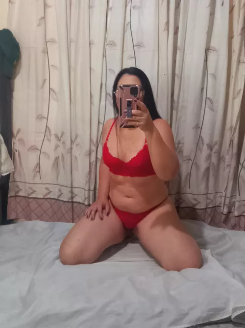 Friday of passion and touch of red ❤️‍🔥 How is it going? 😍😘