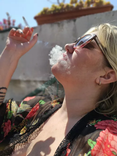 Good morning everyone, enjoying my post breakfast smoke under the early sun of the day