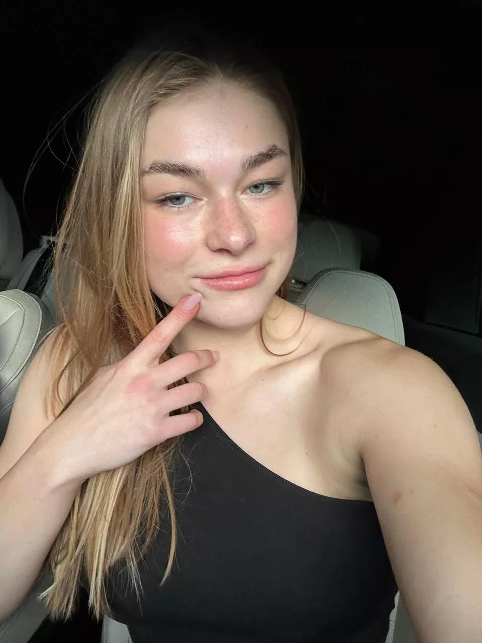 I really love this black tops of mine ;)