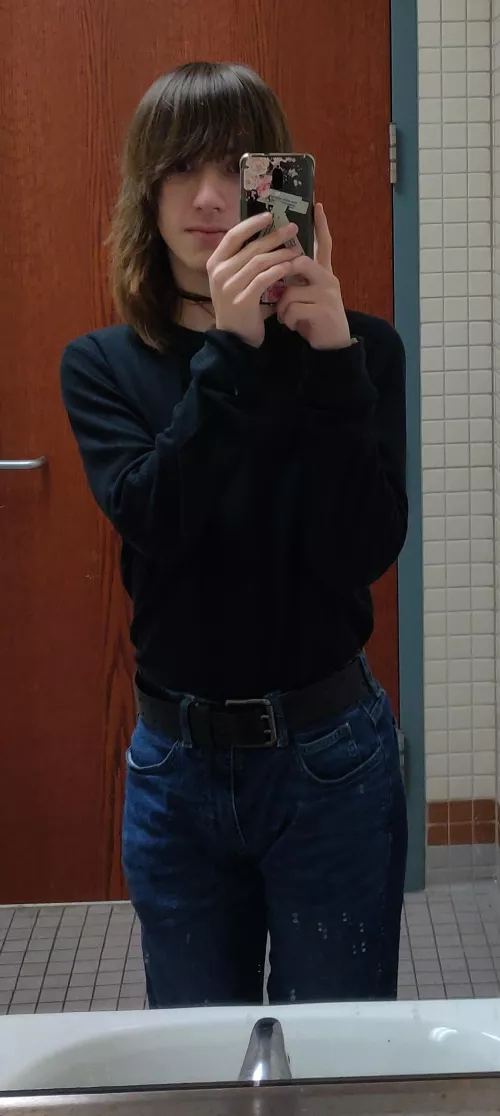 I wish I had more feminine clothes >w<