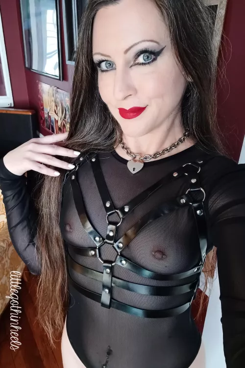 if you like your mature milfs petite and kinky (I'm 42)