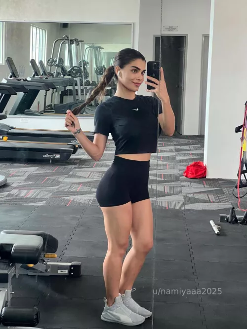 Just your normal cute brunette girl starting her workout